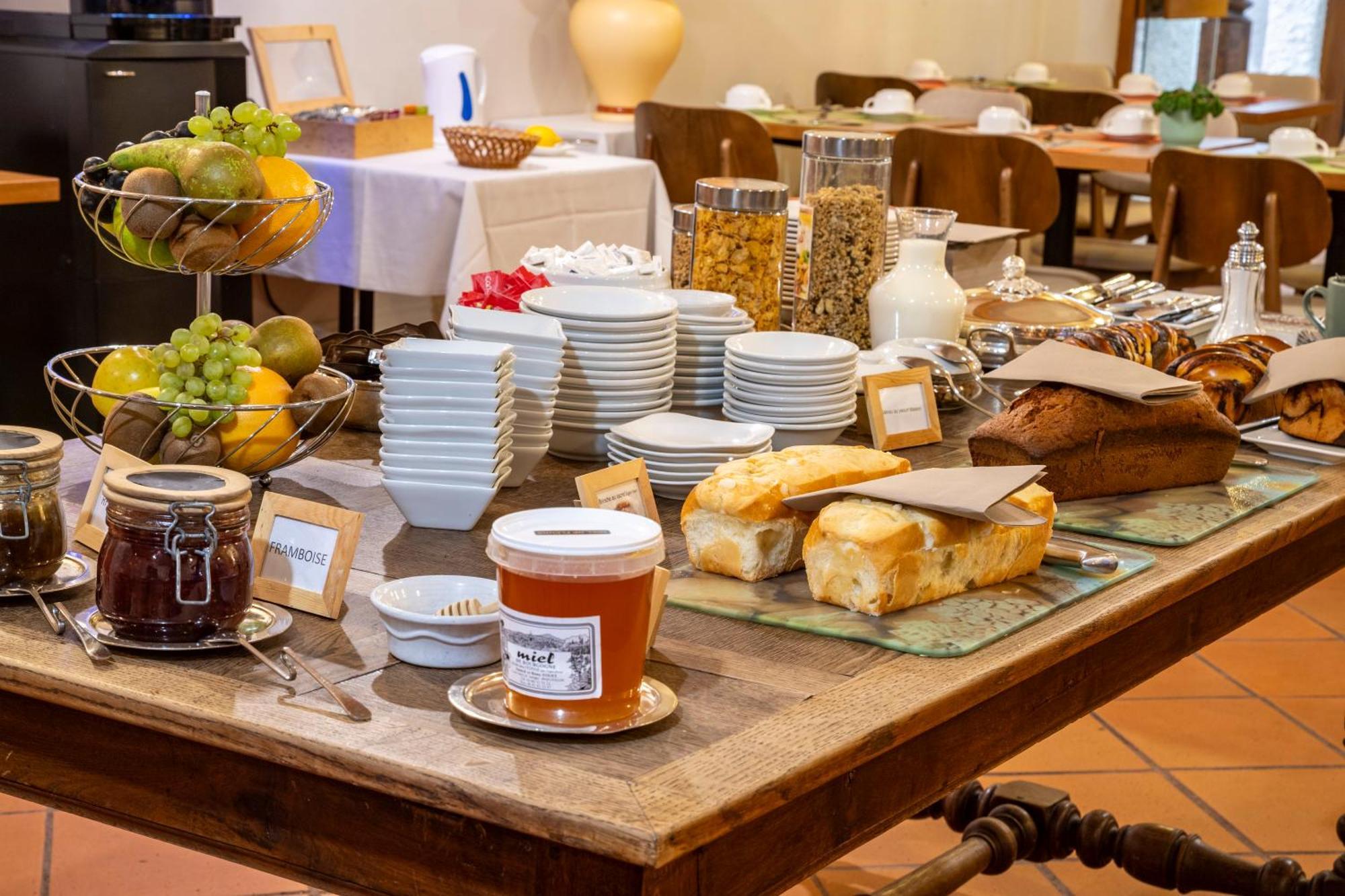 Logis Le Relais Fleuri Hotel Sauvigny-le-Bois Eksteriør billede
