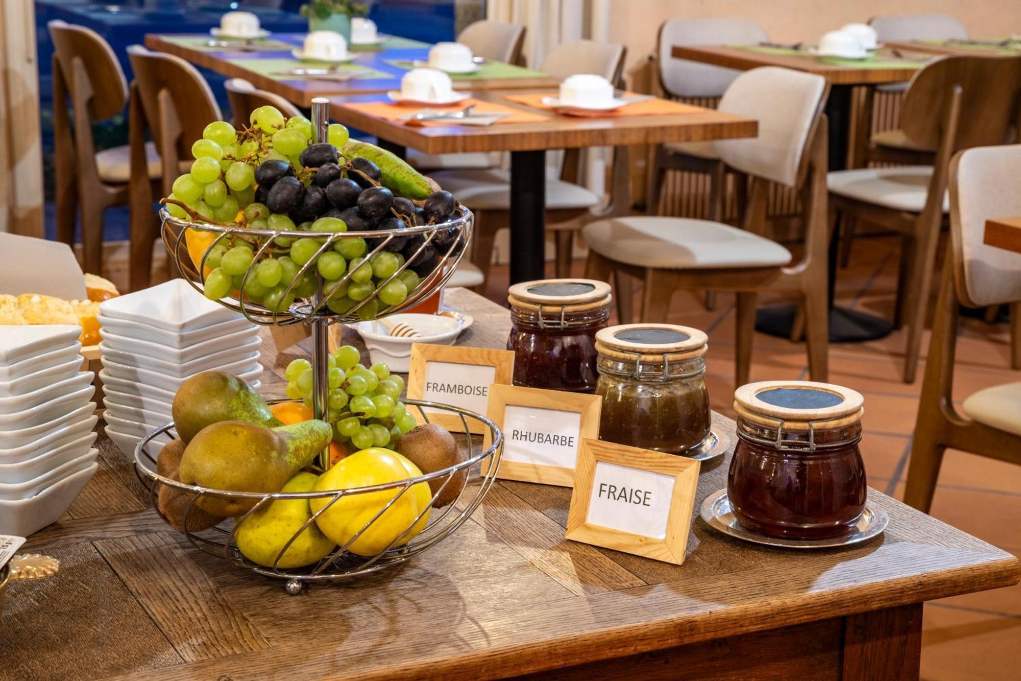Logis Le Relais Fleuri Hotel Sauvigny-le-Bois Eksteriør billede