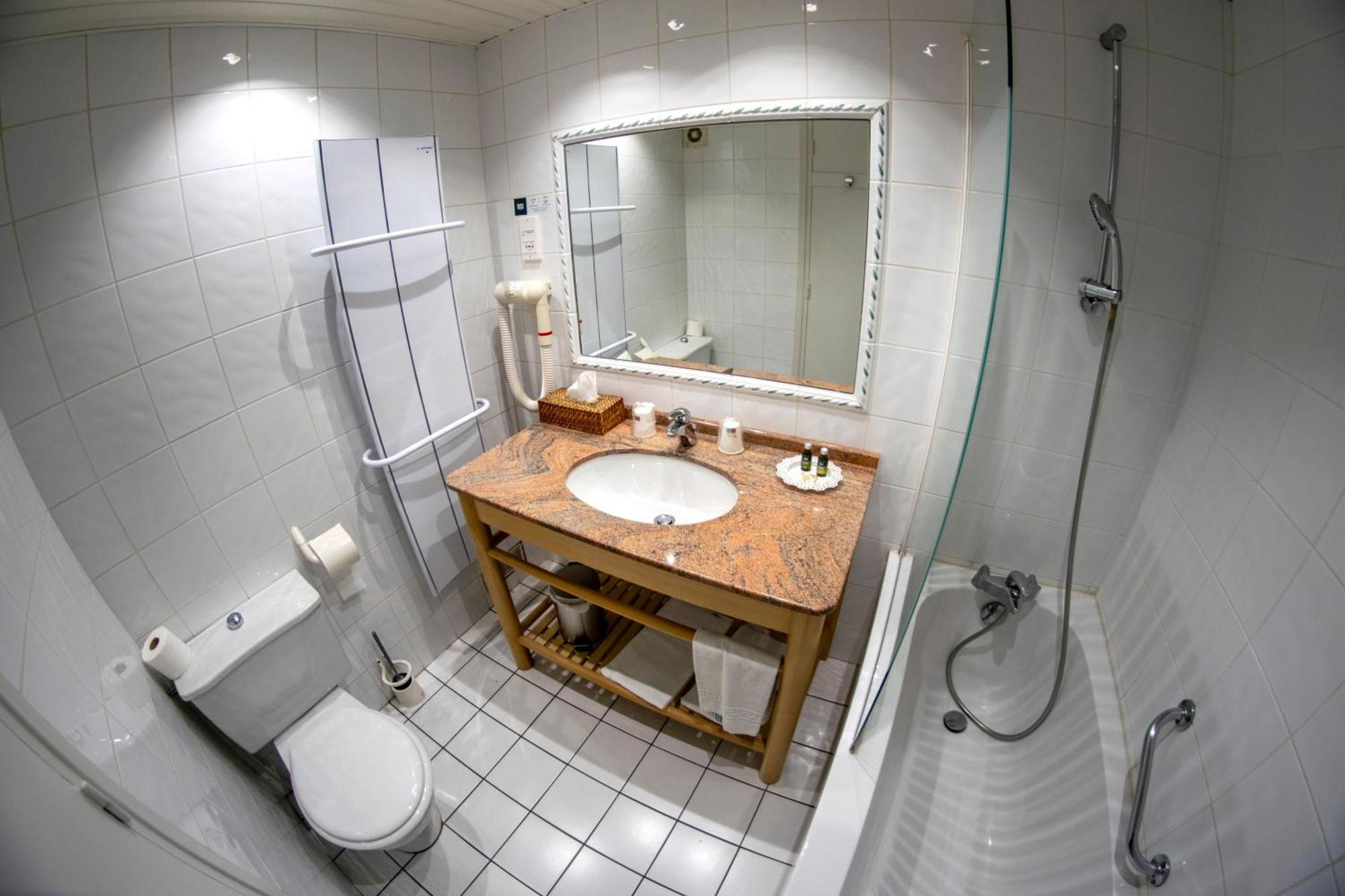 Logis Le Relais Fleuri Hotel Sauvigny-le-Bois Eksteriør billede