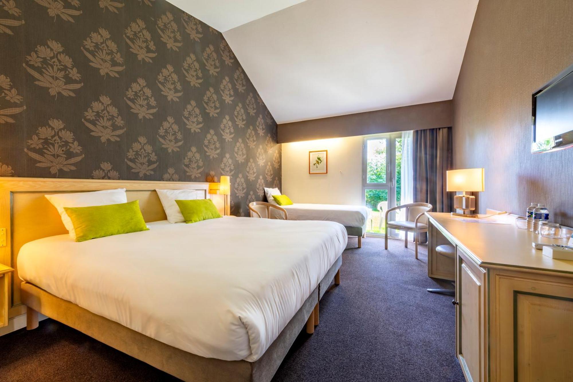 Logis Le Relais Fleuri Hotel Sauvigny-le-Bois Eksteriør billede